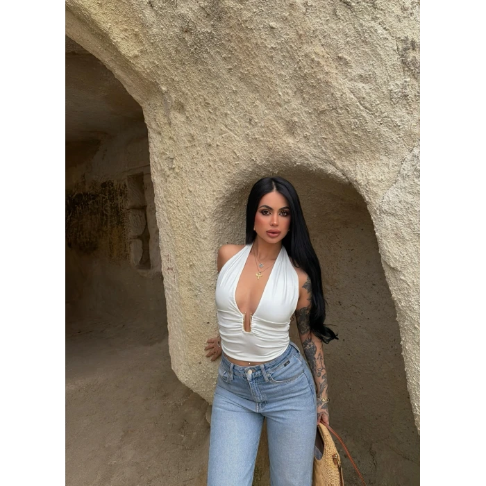 Beyaz Boyundan Bağlamalı Aksesuarlı Crop