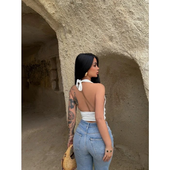 Beyaz Boyundan Bağlamalı Aksesuarlı Crop
