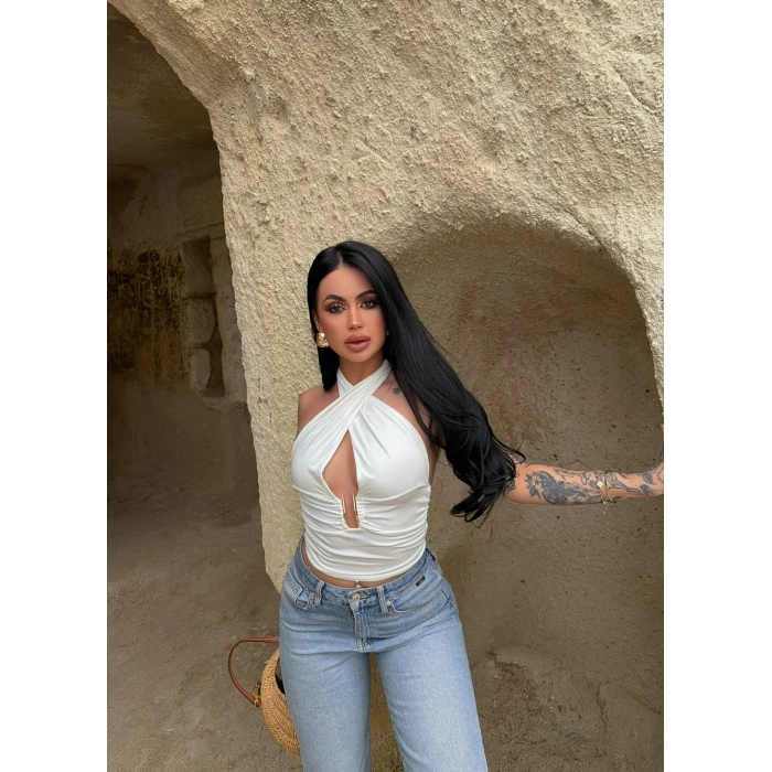 Beyaz Boyundan Bağlamalı Aksesuarlı Crop