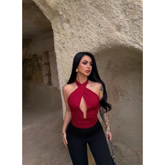 Kırmızı Boyundan Bağlamalı Aksesuarlı Crop