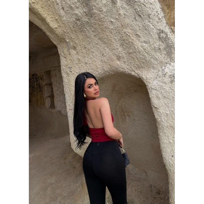 Kırmızı Boyundan Bağlamalı Aksesuarlı Crop