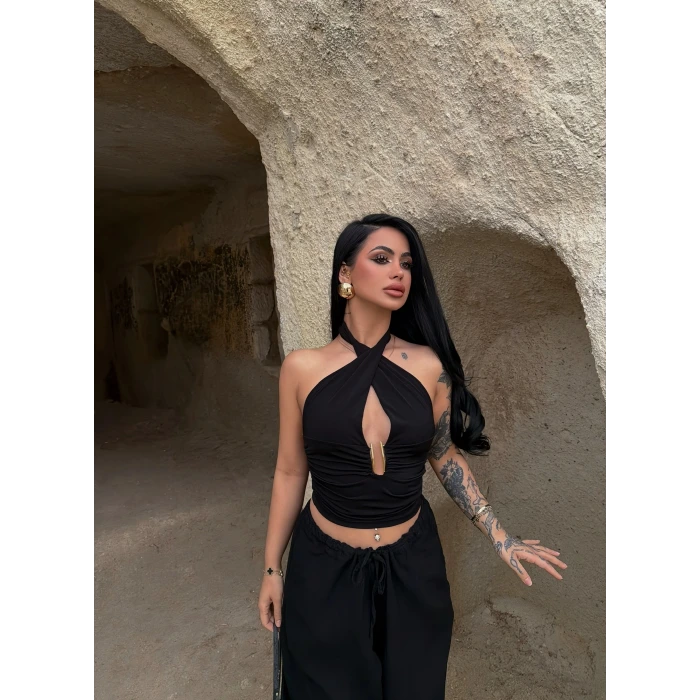 Siyah Boyundan Bağlamalı Aksesuarlı Crop