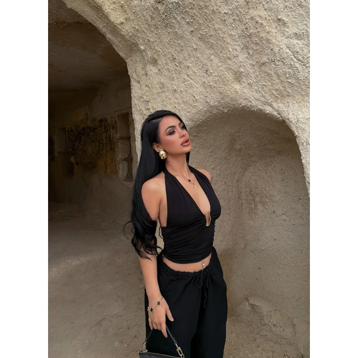 Siyah Boyundan Bağlamalı Aksesuarlı Crop