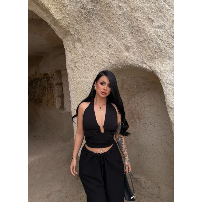 Siyah Boyundan Bağlamalı Aksesuarlı Crop