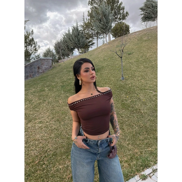 Kahve Droplu Kayık Yaka Crop