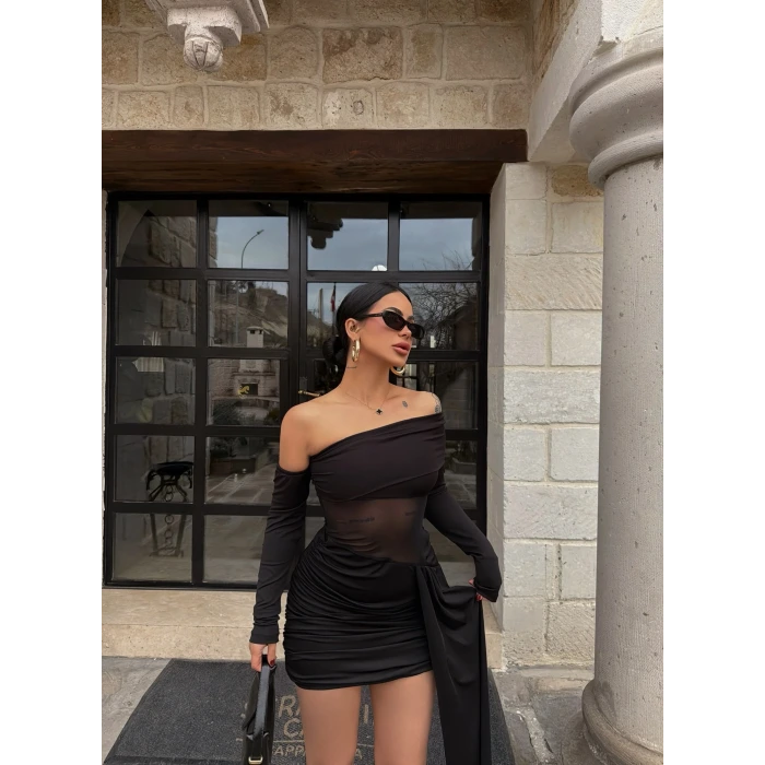 Siyah Asimetrik Kesim Tül Detay Elbise