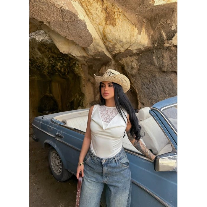 Beyaz Yakası Güpürlü Degaje Bluz