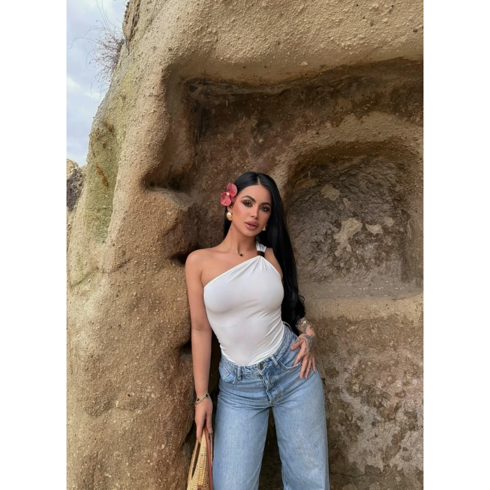 Beyaz Omuz Aksesuarlı Sandy Crop
