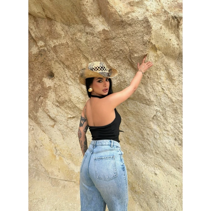 Siyah Boyundan Geçmeli Aksesuarlı Crop