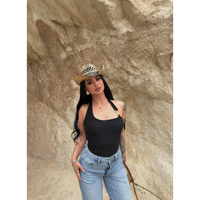 Siyah Boyundan Geçmeli Aksesuarlı Crop