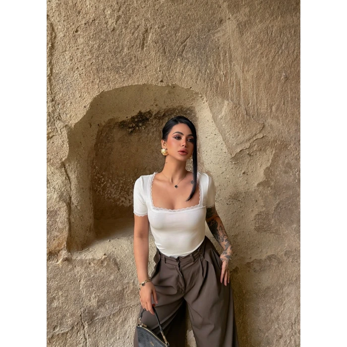 Beyaz Kare Yaka Güpür Detay Bluz