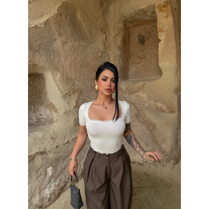 Beyaz Kare Yaka Güpür Detay Bluz