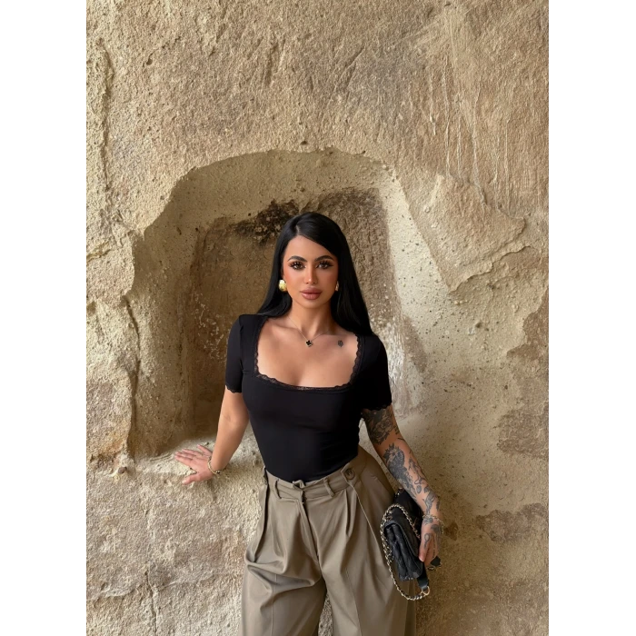 Siyah Kare Yaka Güpür Detay Bluz