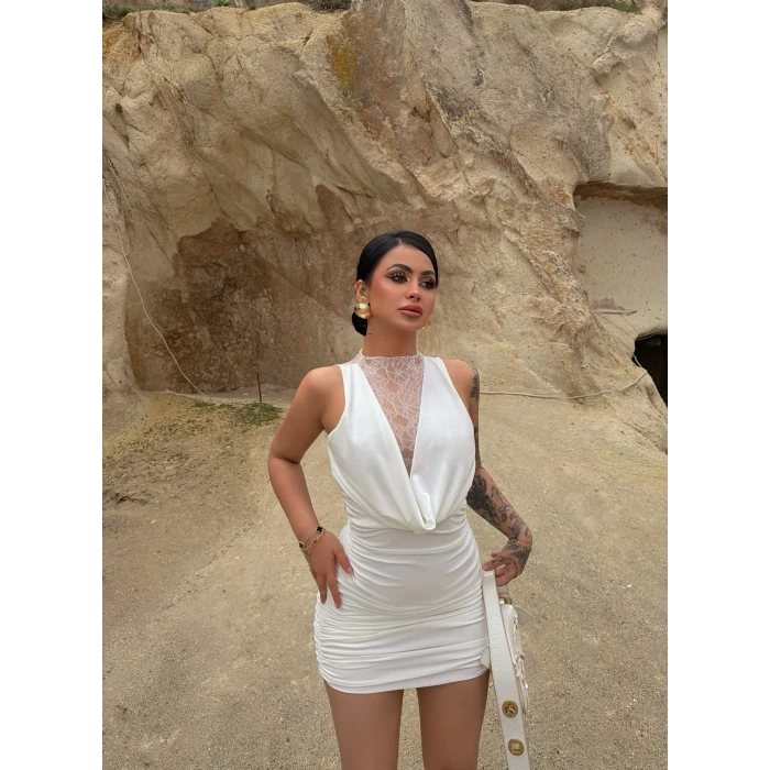 Beyaz Drapeli Yaka Dantel İşlemeli Elbise