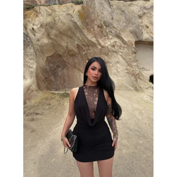 Siyah Drapeli Yaka Dantel İşlemeli Elbise