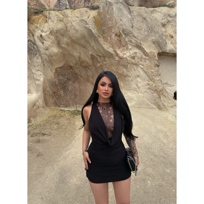 Siyah Drapeli Yaka Dantel İşlemeli Elbise