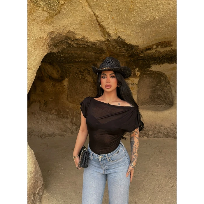 Siyah Kayık Yaka Transparan Bluz