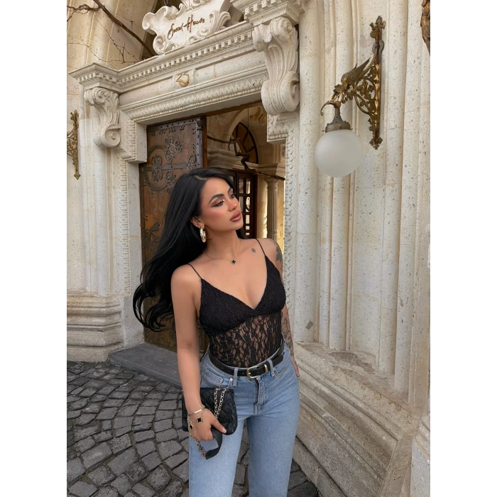 Siyah İp Askılı Güpürlü Bodysuit