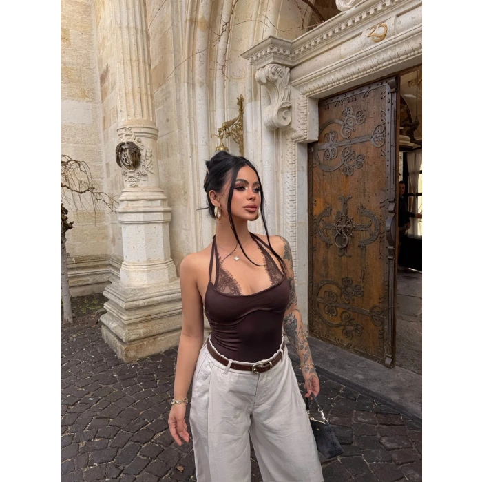 Kahve Boyundan Geçmeli Güpürlü Bodysuit