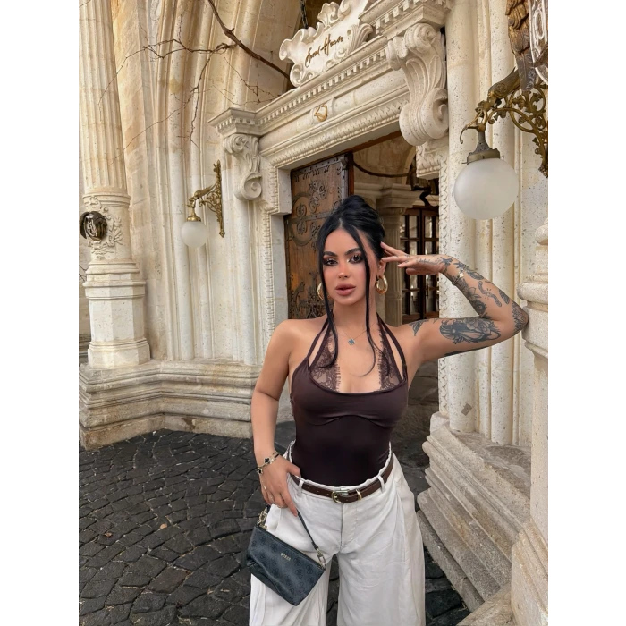 Kahve Boyundan Geçmeli Güpürlü Bodysuit