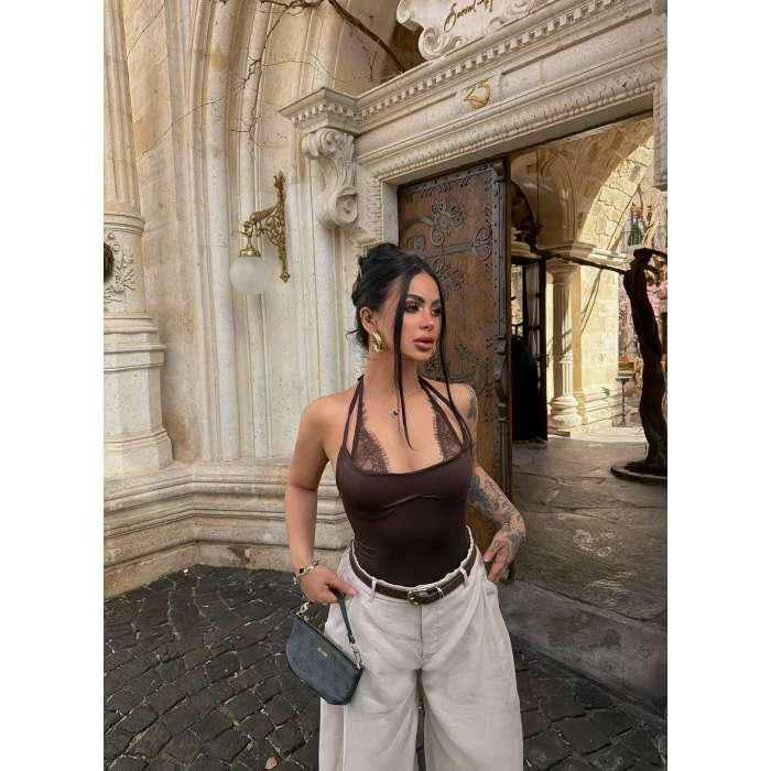 Kahve Boyundan Geçmeli Güpürlü Bodysuit