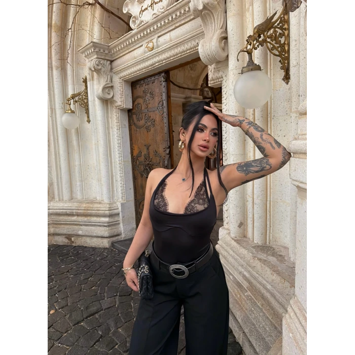 Siyah Boyundan Geçmeli Güpürlü Bodysuit