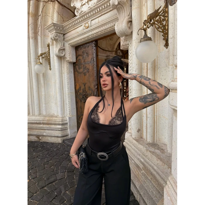 Siyah Boyundan Geçmeli Güpürlü Bodysuit