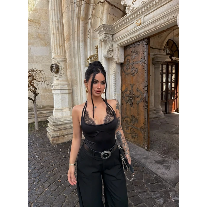 Siyah Boyundan Geçmeli Güpürlü Bodysuit