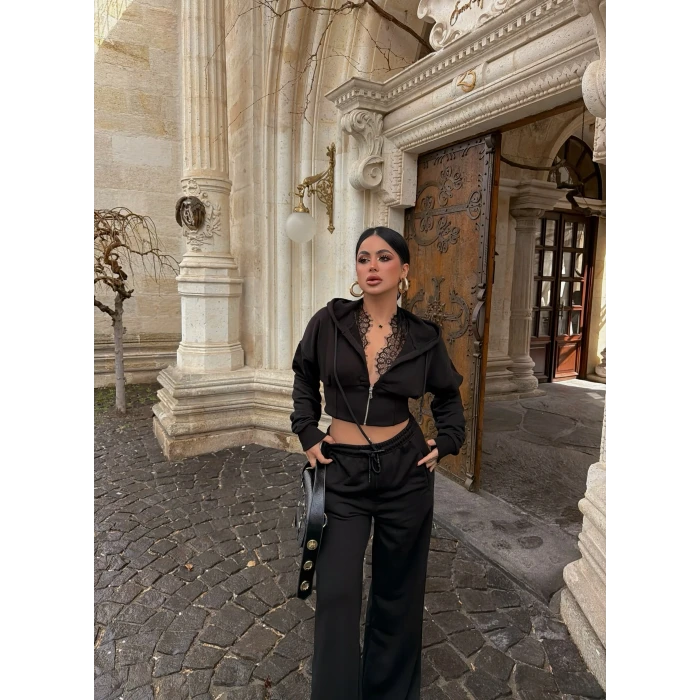 Siyah Yaka Güpürlü Eşofman Takım