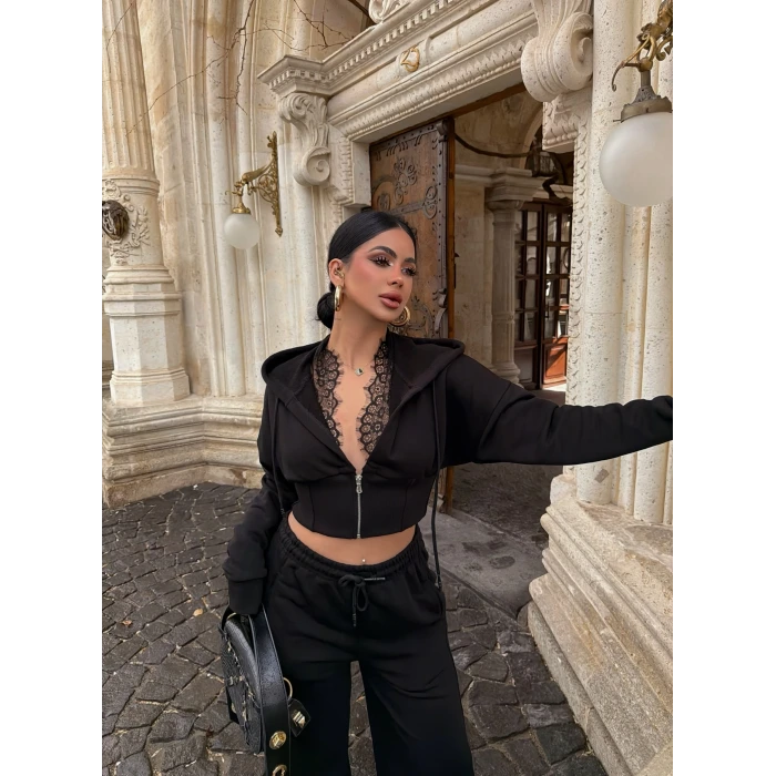 Siyah Yaka Güpürlü Eşofman Takım