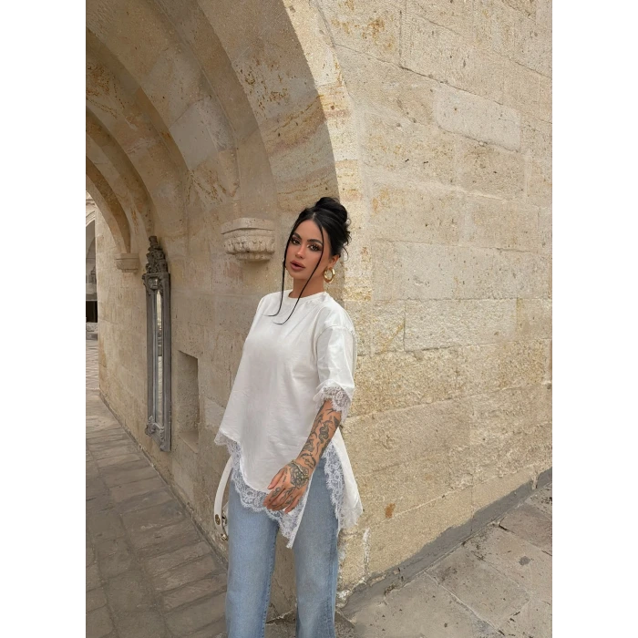 Beyaz Asimetrik Dantel İşlemeli Tişört