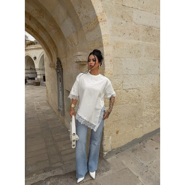 Beyaz Asimetrik Dantel İşlemeli Tişört