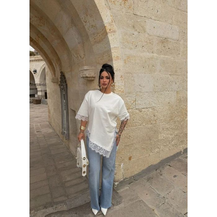 Beyaz Asimetrik Dantel İşlemeli Tişört