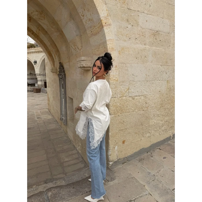 Beyaz Asimetrik Dantel İşlemeli Tişört