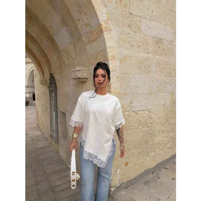 Beyaz Asimetrik Dantel İşlemeli Tişört