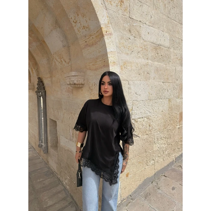 Siyah Asimetrik Dantel İşlemeli Tişört