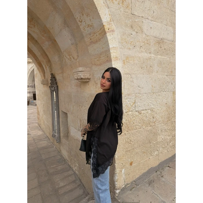 Siyah Asimetrik Dantel İşlemeli Tişört