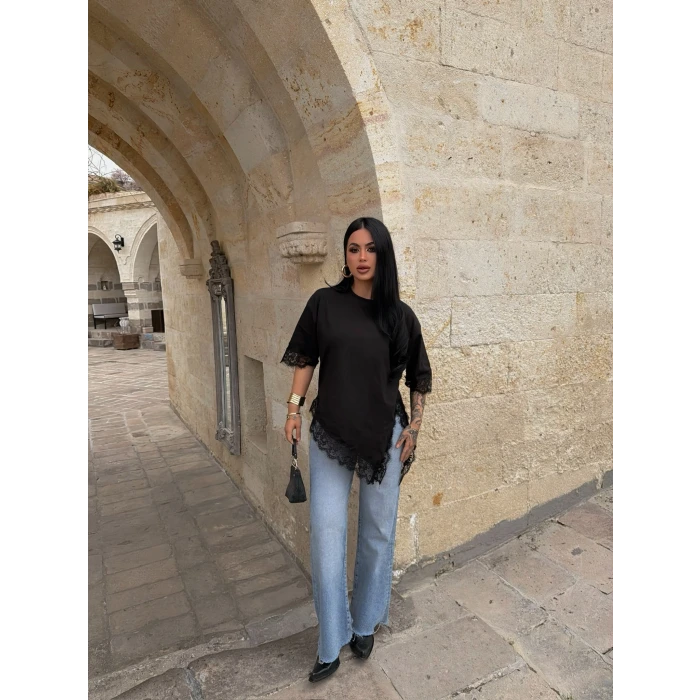 Siyah Asimetrik Dantel İşlemeli Tişört