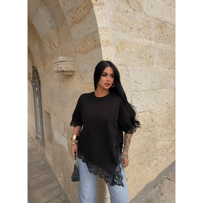 Siyah Asimetrik Dantel İşlemeli Tişört