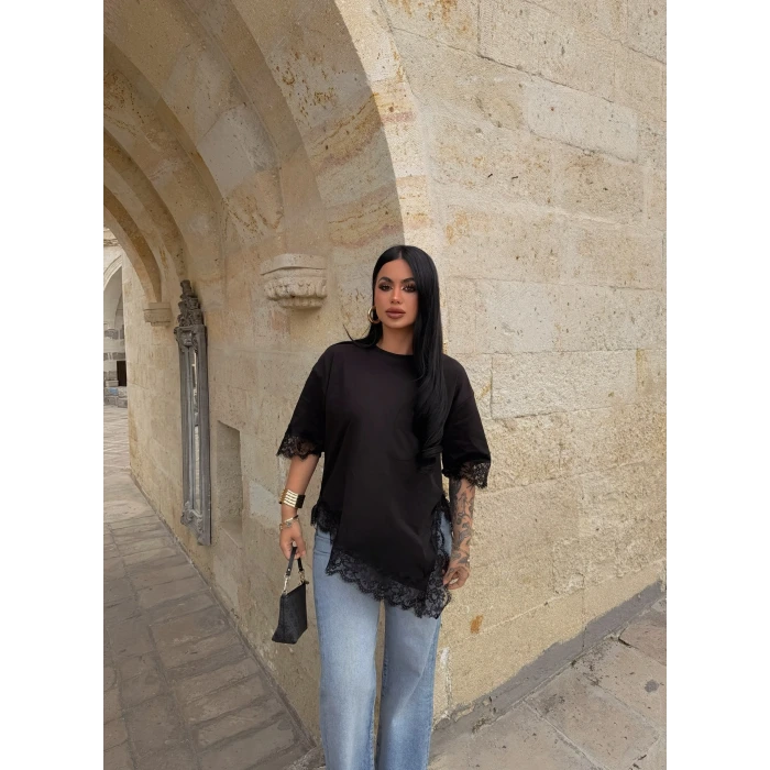 Siyah Asimetrik Dantel İşlemeli Tişört