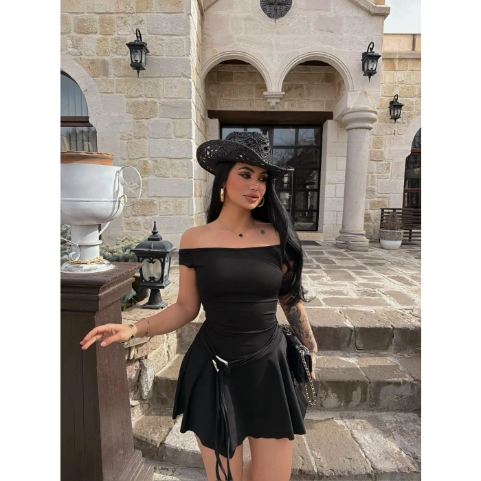 Siyah Eteği Aksesuarlı Straplez Elbise
