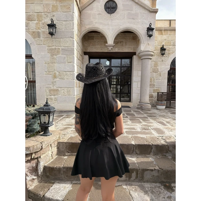 Siyah Eteği Aksesuarlı Straplez Elbise