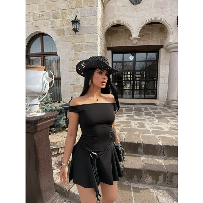 Siyah Eteği Aksesuarlı Straplez Elbise