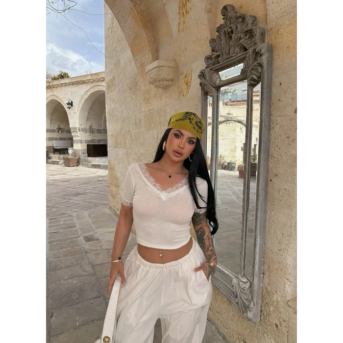 Beyaz Kol ve Yaka Güpürlü Crop