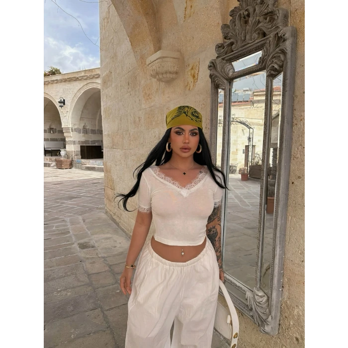 Beyaz Kol ve Yaka Güpürlü Crop