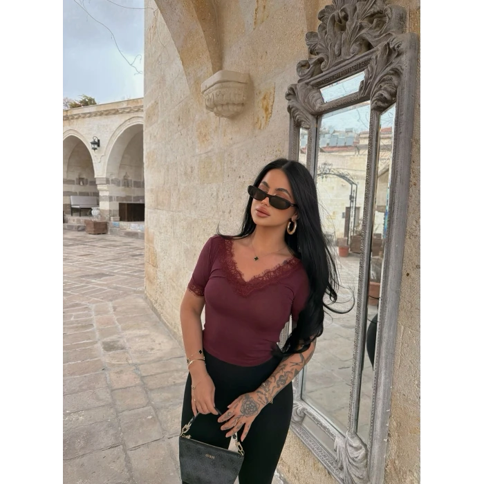 Bordo Kol ve Yaka Güpürlü Crop