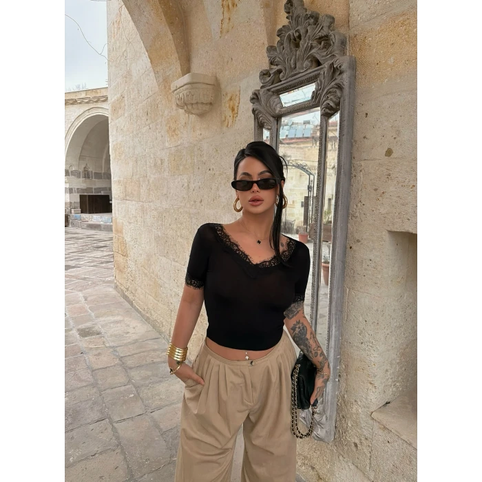 Siyah Kol ve Yaka Güpürlü Crop