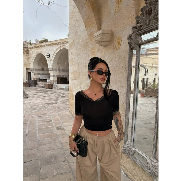 Siyah Kol ve Yaka Güpürlü Crop