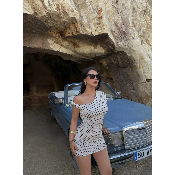 Beyaz Kayık Yaka Puantiyeli Elbise