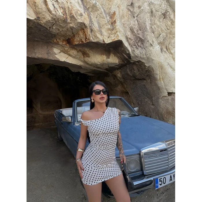 Beyaz Kayık Yaka Puantiyeli Elbise